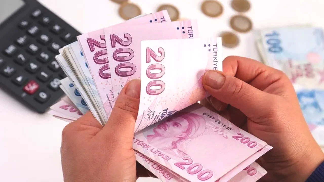 DENİZBANK EMEKLİ PROMOSYON TEKLİFLERİ 2026
DenizBank’ta maaş tutarına ve ürün kullanımına göre toplam promosyon tutarı 17.000 TL ile 27.000 TL arasında değişiyor.
HÜRRİYET
