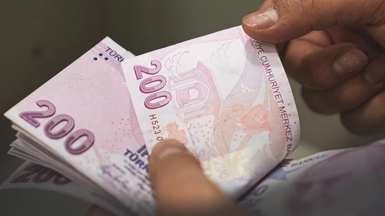 AKBANK EMEKLİ PROMOSYONU 2026
SSK, Bağ-Kur veya Emekli Sandığı emekli maaşını Akbank’a taşıyan ve 3 yıl taahhüt veren emeklilere 15.000 TL’ye varan promosyon sunuluyor. Ek kampanyalarla toplam ödül tutarı 30.000 TL’ye kadar çıkabiliyor.
Maaş aralığına göre promosyon tutarları:
 0 – 9.999 TL: 6.250 TL
 10.000 – 14.999 TL: 10.000 TL
 15.000 – 19.999 TL: 12.500 TL
 20.000 TL ve üzeri: 15.000 TL
