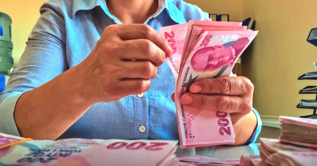 Yeni yasama döneminde TBMM'nin gündemine gelmesi beklenen reformlar arasında SSK-Bağ-Kur prim eşitlemesi öne çıkıyor. Halen Bağ-Kur sigortalılarının emekli olabilmesi için 9.000 gün prim ödemesi gerekirken, SSK’da 7.200 gün primle emeklilik uygulanıyor.