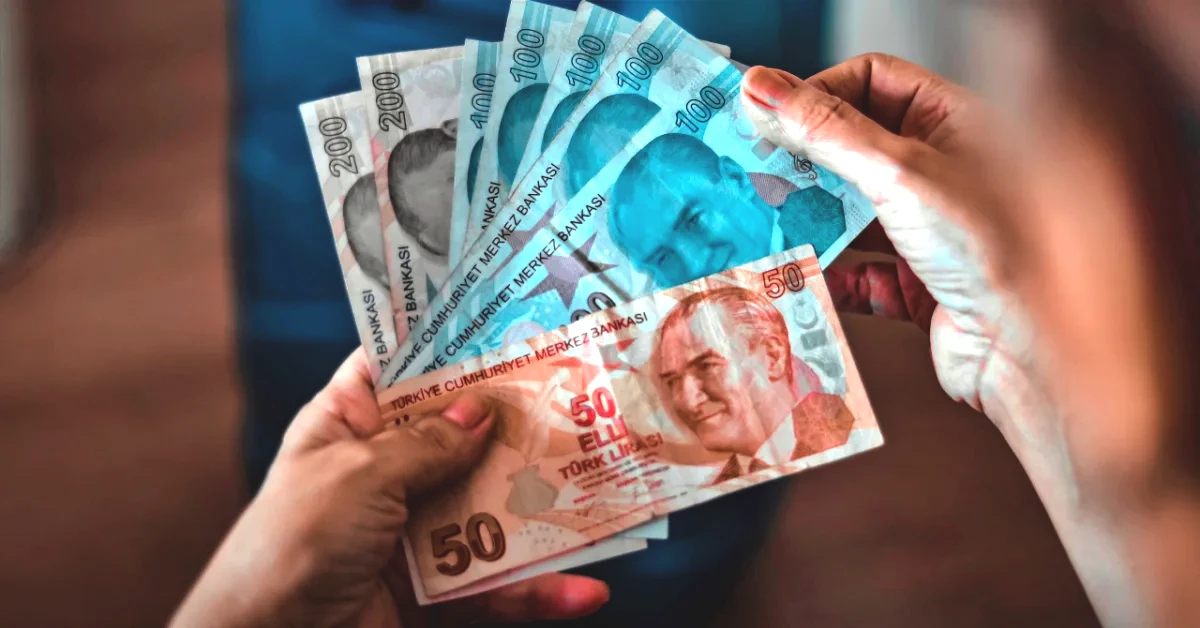 Tasarı kabul edilirse, mevcut durumda 9.000 prim günüyle emekli olabilen Bağ-Kur’lular 7.200 günle emeklilik hakkına sahip olacak. Bu kapsamda, uzun yıllardır prim ödeyen Bağ-Kur’luların emeklilik sürecinin hızlanacağı belirtiliyor.