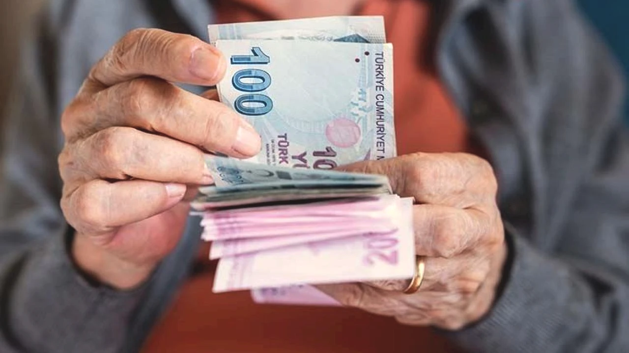 24 Mayıs 2008-23 Mayıs 2011 arasında 15 yıl hizmet süresi ve 3600 prim gününü dolduran kadınların 56 yaşında, 24 Mayıs 2011 tarihinden sonra dolduranların ise 58 yaşında emekli olabileceği ifade ediliyor.