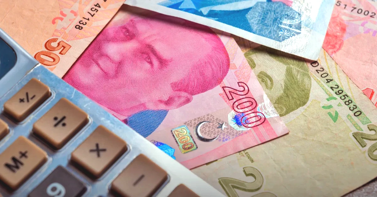 Planlanan değişiklikle, küçük esnaflar başta olmak üzere milyonlarca Bağ-Kur sigortalısına 5 yıl erken emeklilik imkânı sunulacağı ifade ediliyor. Düzenlemenin, 1 milyondan fazla küçük esnaf ve çiftçiyi kapsayabileceği kaydediliyor.