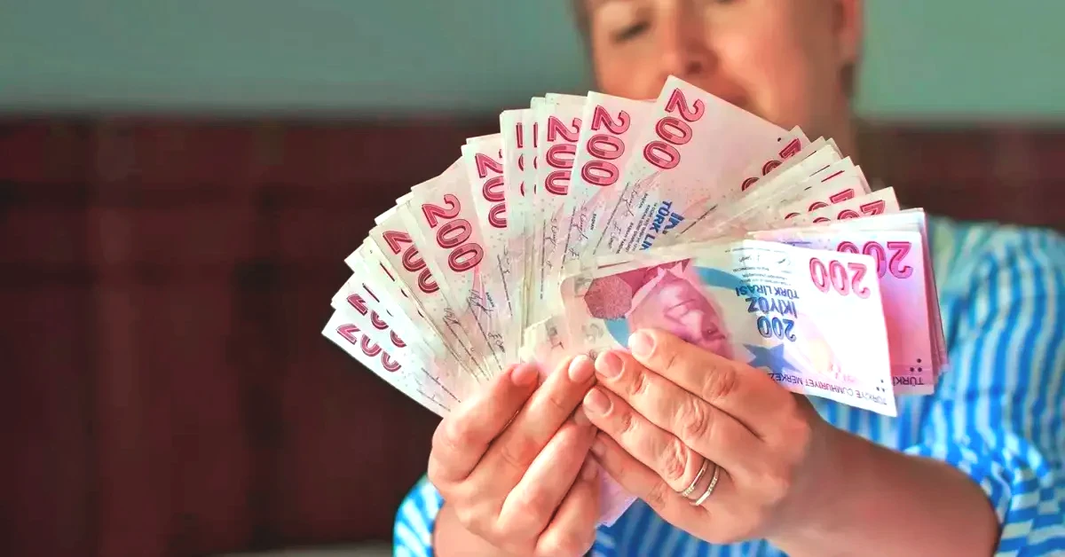 Yeni düzenleme ile bu prim gün şartının 9.000’den 7.200’e indirileceği ifade ediliyor. 7.200 prim gününü tamamlayanların, sigortalılık başlangıç tarihine göre belirlenen yaş şartını da sağlaması gerekiyor.