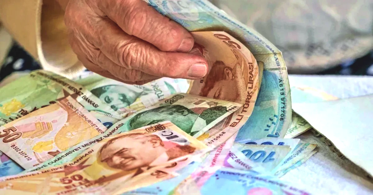 Emeklilik kurumunun belirlenmesinde “son 7 yıl” kuralının uygulandığı hatırlatılıyor. 2008’den önce sigortalı olanlarda, son 7 yıllık sigortalılık süresindeki 1.261 gün içinde hangi kurumda 3,5 yıl ve fazlası çalışıldıysa emeklilik kurumunun o kurum olduğu belirtiliyor.