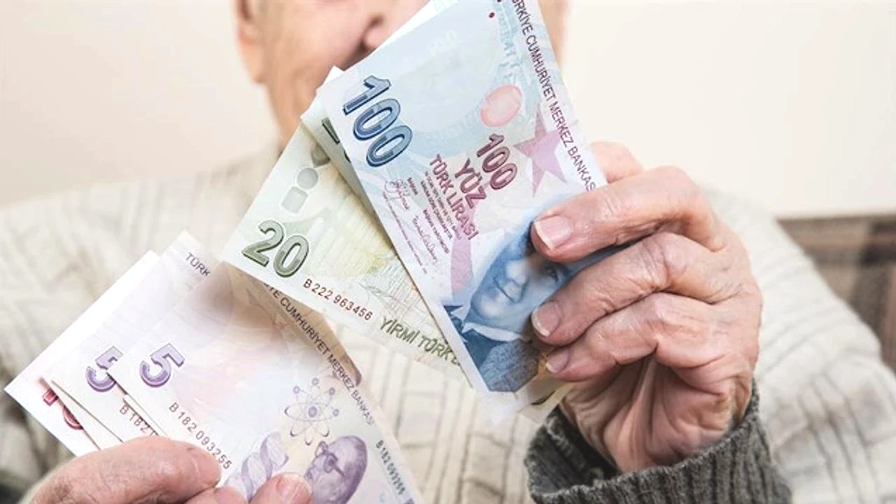 24 Mayıs 2002-23 Mayıs 2005 arasında dolduranların 56 yaşında, 24 Mayıs 2005-23 Mayıs 2008 arasında dolduranların 57 yaşında, 24 Mayıs 2008-23 Mayıs 2011 arasında dolduranların 58 yaşında emekli olabileceği aktarılıyor.