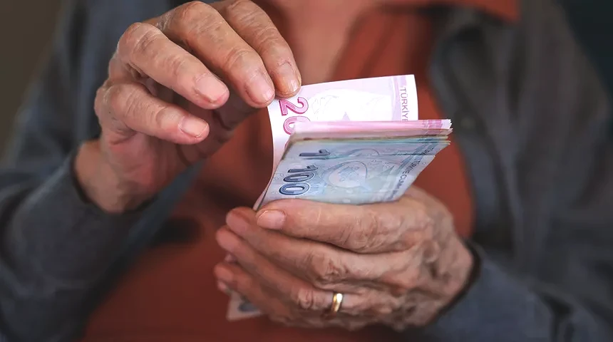 24 Mayıs 2011-23 Mayıs 2014 arasında 15 yıl hizmet süresi ve 3600 prim gününü dolduran erkeklerin 59 yaşında, 24 Mayıs 2014 tarihinden sonra dolduranların ise 60 yaşında emekli olabileceği belirtiliyor.