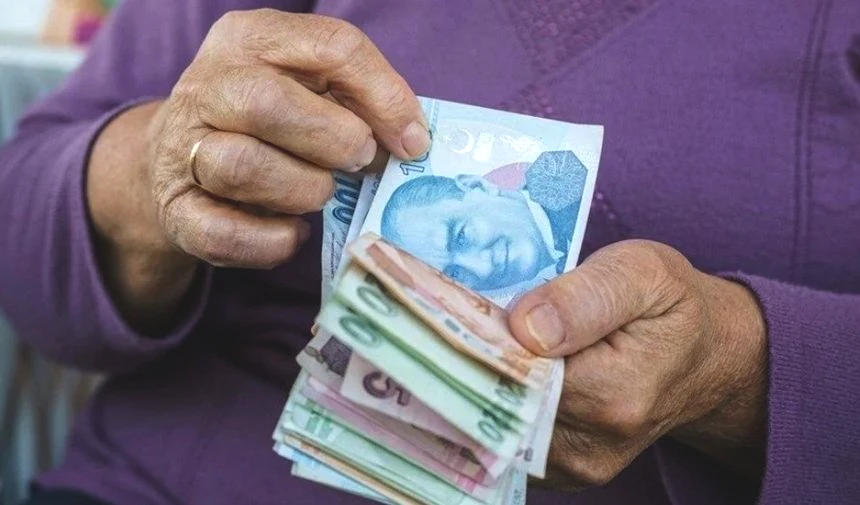 QNB’den 31 Bin TL’ye Kadar Promosyon
QNB, emeklilere 31 bin liraya varan promosyon sunarken, EFT ve havale işlemlerini ücretsiz sağlıyor. Bankada tanışma faizi oranı yüzde 42,50 olarak öne çıkıyor.