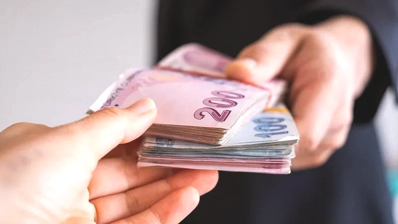 Emekliler Son Tarihe Dikkat Etmeli
Uzmanlar, promosyon kampanyalarının büyük bölümünün 31 Ocak 2026’da sona ereceğini hatırlatarak emeklilerin sözleşme koşullarını, ek avantajları ve faiz oranlarını karşılaştırarak karar vermeleri gerektiğini belirtiyor.