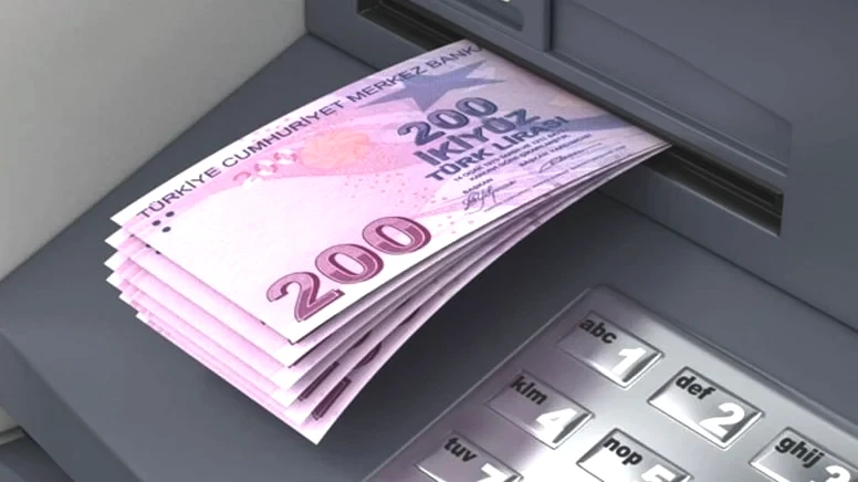 Yıpranma payı EYT yerine geçer mi?

Burada en çok yanlış anlaşılan konu şudur:

Yıpranma payı, EYT düzenlemesinin yerine geçen yeni bir emeklilik modeli değildir. Ancak;

ağır ve riskli işte çalışanlar için,

yaş şartını fiili hizmet süresi zammı yoluyla öne çekebilen

özel bir avantaj mekanizmasıdır.

Bu nedenle bazı meslek grupları için pratikte “EYT’siz erken emeklilik” imkânı doğabilmektedir.