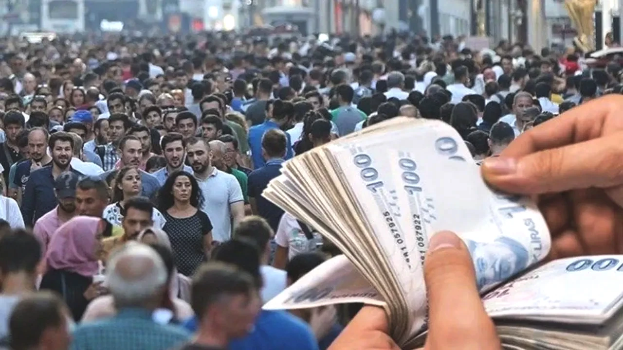 Yıpranma payı nedir? Fiili hizmet süresi zammı nasıl çalışır?

Yıpranma payı, mevzuattaki adıyla fiili hizmet süresi zammı, ağır, tehlikeli ve yıpratıcı işlerde çalışan sigortalıların;

prim günlerine ilave süre eklenmesini,

ayrıca emeklilik yaş haddinden indirim yapılmasını

sağlayan özel bir uygulamadır.

Kamuoyuna yansıyan bilgilere göre sistem şu şekilde işlemektedir:

Ek prim günü kazanımı

Çalışılan her 12 aylık süreye karşılık işin risk düzeyine göre;

60 gün,

90 gün,

180 gün ilave prim günü eklenmektedir.

Emeklilik yaşından düşülmesi

Kazanılan bu ilave süreler yalnızca prim gününü artırmakla kalmaz. Aynı zamanda belirli üst sınıra kadar emeklilik yaş haddinden de düşülür.

Bu sistem sayesinde çalışanlar, mevzuata göre en fazla 8 yıla kadar daha erken emekli olabilmektedir.