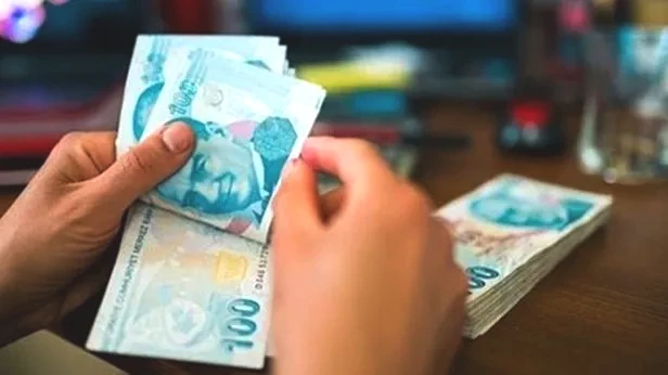 2026 itibarıyla yıpranma payı listesine eklenmesi planlanan yeni iş kolları

Basına yansıyan bilgilere göre SGK’nın yeni yol haritasında özellikle ağır sanayi ve endüstriyel üretim alanları öne çıkıyor.

Yeni kapsama alınması öngörülen sektörler şunlar:

Çimento fabrikaları

Toz, yüksek ısı ve yoğun fiziksel yük altında çalışan üretim personeli.

Alüminyum üretim tesisleri

Elektroliz ve döküm süreçlerinde görev yapan, ağır metal ve kimyasallara maruz kalan çalışanlar.

Dökümhaneler

Metal ergitme, kalıp ve şekillendirme süreçlerinde görev alan işçiler.

Cam sanayi

Sürekli yüksek sıcaklık, kimyasal bileşenler ve fırın ortamında çalışan üretim personeli.

Bu sektörlerin ortak özelliği, uzun vadede meslek hastalığı ve kalıcı sağlık risklerinin yüksek olmasıdır.