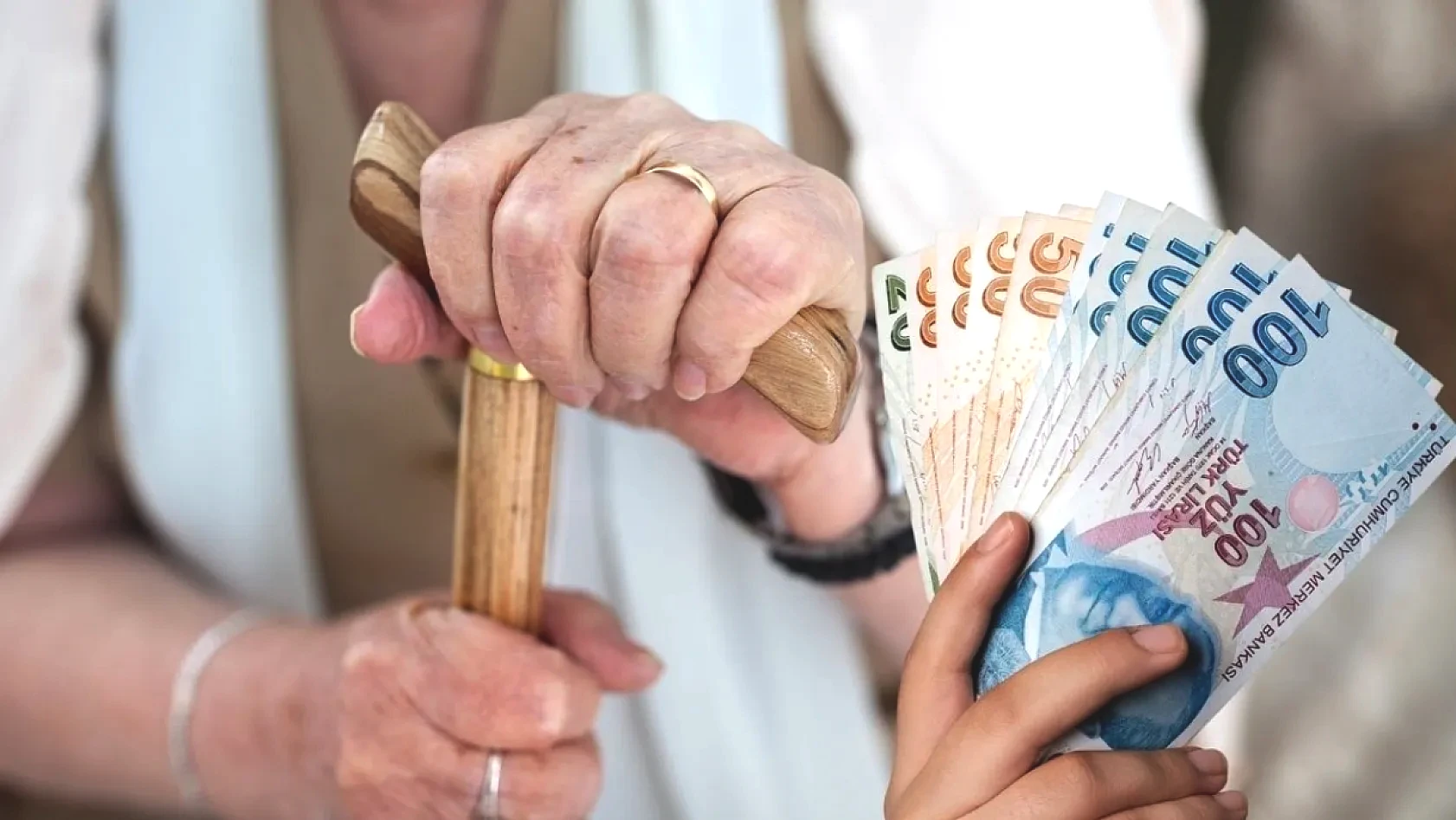 Çalıştıkça Emekli Maaşı Düşüyor mu? Türkiye'de Emeklilik Sisteminde Tartışılan Büyük Çelişki