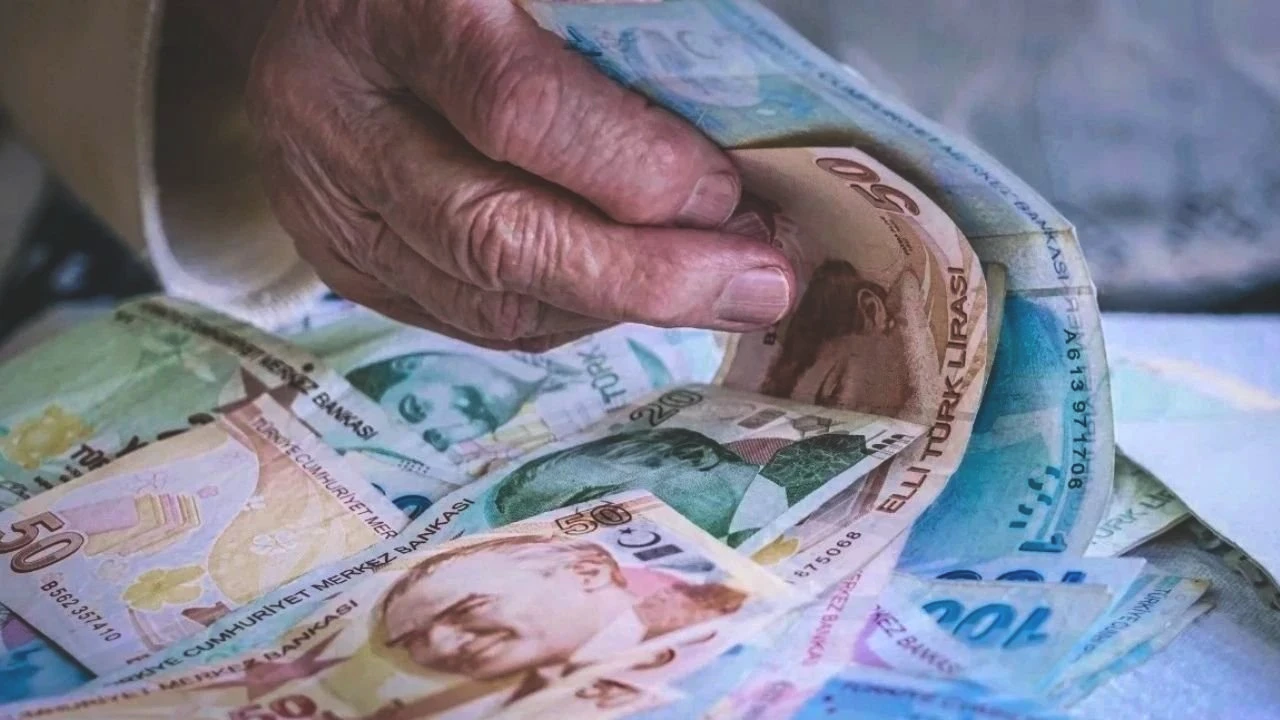 BAŞVURU NASIL YAPILIR?
Emekli maaşını Vakıf Katılım’a taşımak isteyenler e-Devlet üzerinden, SGK il müdürlüklerinden veya banka şubeleri aracılığıyla işlem yapabiliyor.
Mevcut emekliler ise banka değişikliğini e-Devlet üzerinden veya şubeler aracılığıyla gerçekleştirebiliyor.
