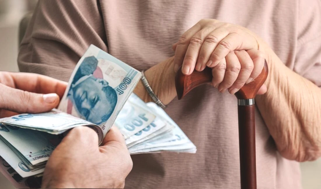 KADINLARA ÖNCELİK
Kadın çalışanlar, kademeli emeklilikle özel avantajlar talep ediyor. 3 çocuk için doğum borçlanmasıyla 6 yıla kadar sigorta süresi kazanılabiliyor. Bu süre, emeklilik yaşını öne çekmek için kullanılabilir. Kadınların esnek çalışma hayatı ve erken emeklilik hakkı önem taşıyor. Kademeli sistem, cinsiyet eşitliğine katkı sunabilir.
