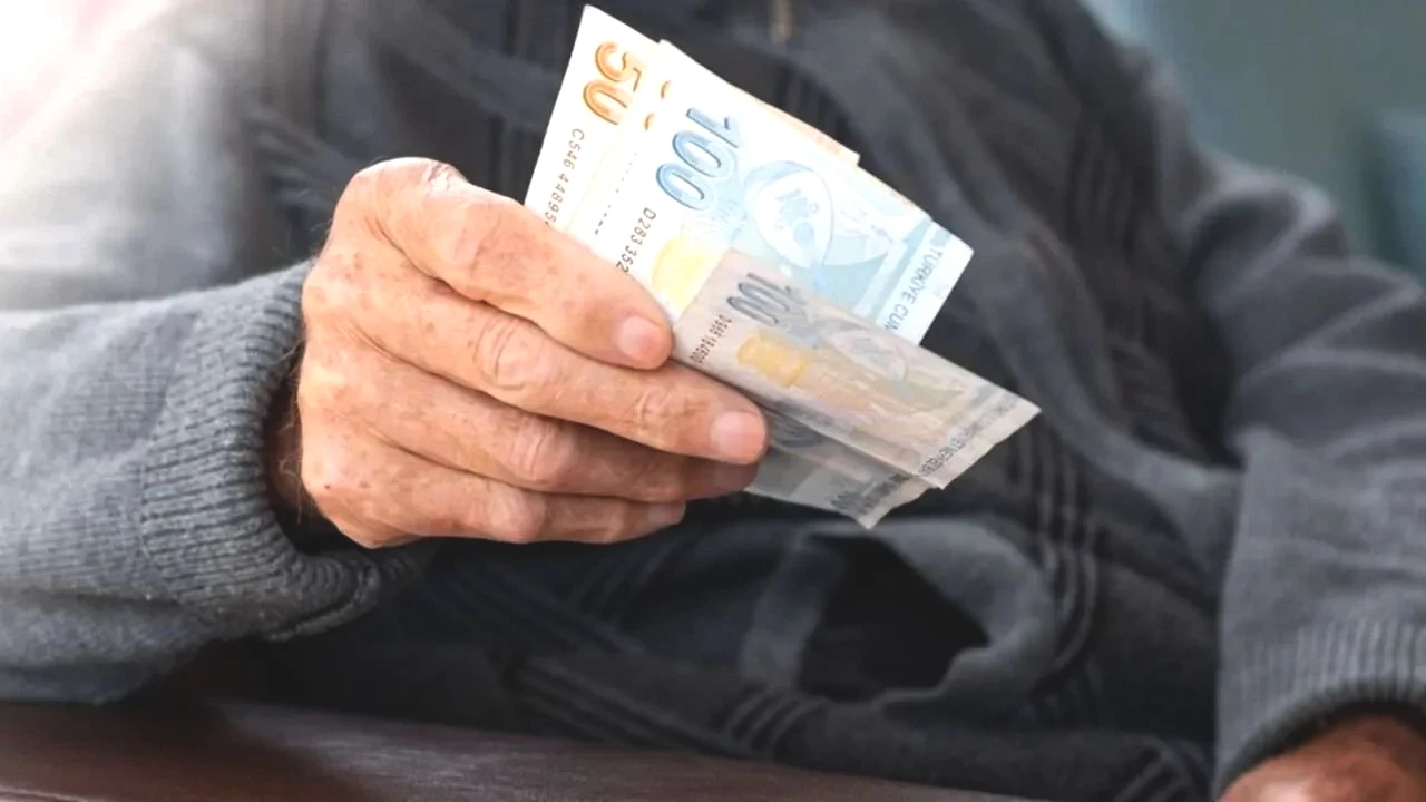 TABLOYA GÖZ AT
Önerilen kademeli sistemde yaş ve prim günleri tabloları oluşturuluyor. 2000–2008 arası sigorta başlangıcı olanlar için özel çizelgeler hazırlandı. Kadın ve erkek çalışanların hakları netleşiyor. Prim gününü dolduranlar, yaşını beklemeden kısmi emeklilik hakkı kazanıyor. Bu tablo, çalışanların planlamasında yol gösterici oluyor.
