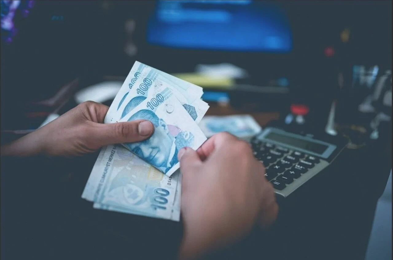 UMUDA YOLCULUK
Kademeli emeklilik, milyonlarca çalışana umut veriyor. Sistem, esnek ve adil bir emeklilik imkânı sunmayı vaat ediyor. Yaş ve prim dengesi, herkes için şeffaf hale getirilebilir. Çalışanlar, planlarını bu doğrultuda yapabilecek. Bu model, emeklilik hayallerini gerçeğe dönüştürmenin anahtarı olabilir.
