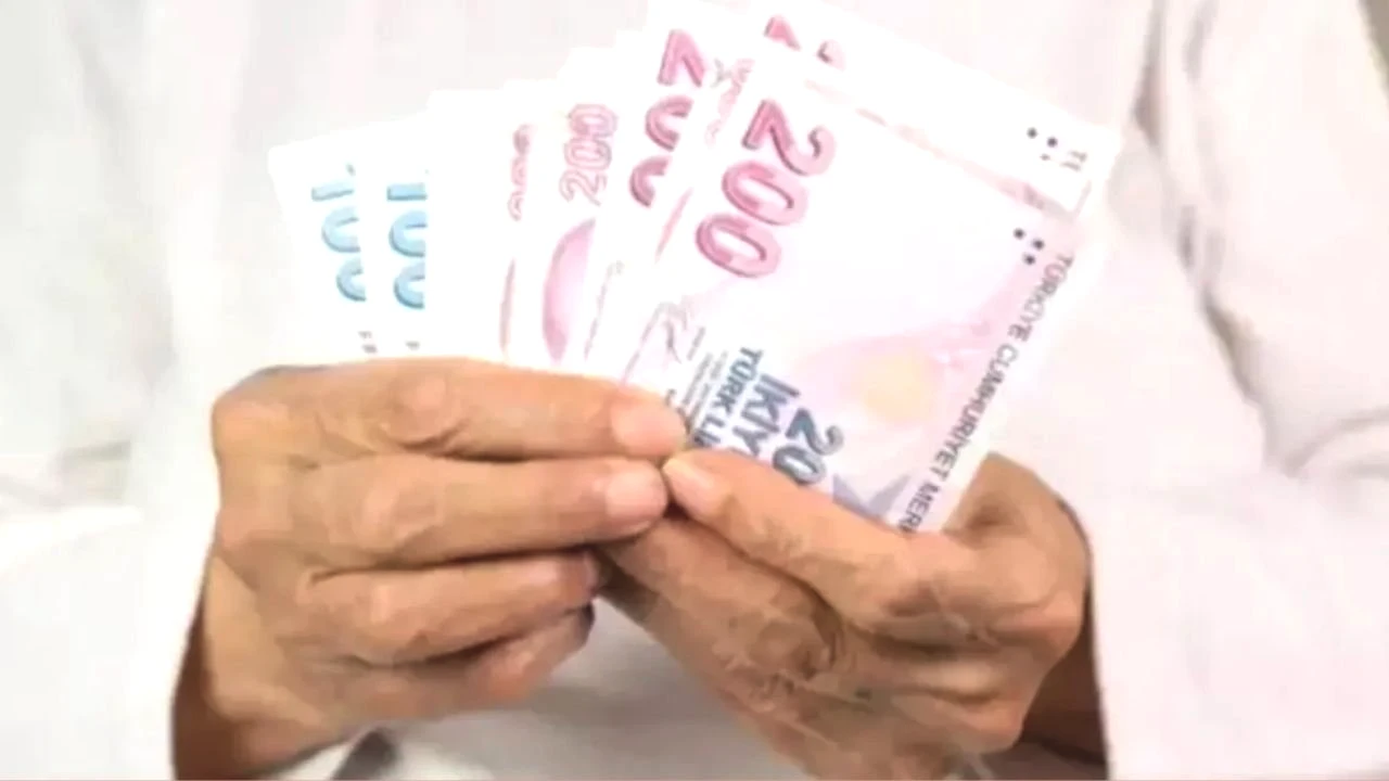 BORÇLANMA ÖZELLİĞİ
Doğum ve askerlik borçlanmasıyla sigorta başlangıcı geriye çekilebiliyor. Kadınlar için doğum başına 2 yıl, erkekler için askerlik süresi kadar borçlanma yapılabiliyor. Bu süreler, kademeli emeklilikte erken hak kazanmak için kullanılabilir. Borçlanma, esnek emeklilik planlamasını destekliyor. Çalışanlar, kişisel durumlarına göre strateji geliştirebiliyor.
