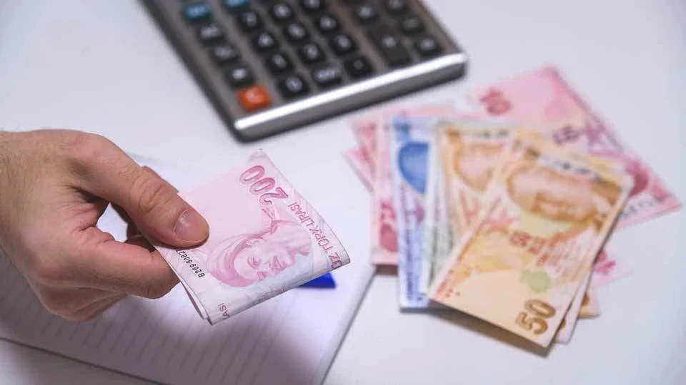 MECLİS’E SUNULAN UMUT
CHP Karabük Milletvekili Cevdet Akay tarafından hazırlanan kademeli emeklilik teklifi Meclis’e sunuldu. Ancak resmi düzenleme henüz yürürlüğe girmedi. Teklif, sosyal güvenlik reformları içinde kritik bir adım olarak değerlendiriliyor. Milyonlarca çalışan, bu teklifi yakından takip ediyor. Gelecek dönemde emeklilik sisteminde adil geçişin mümkün olup olmayacağı merak konusu.
