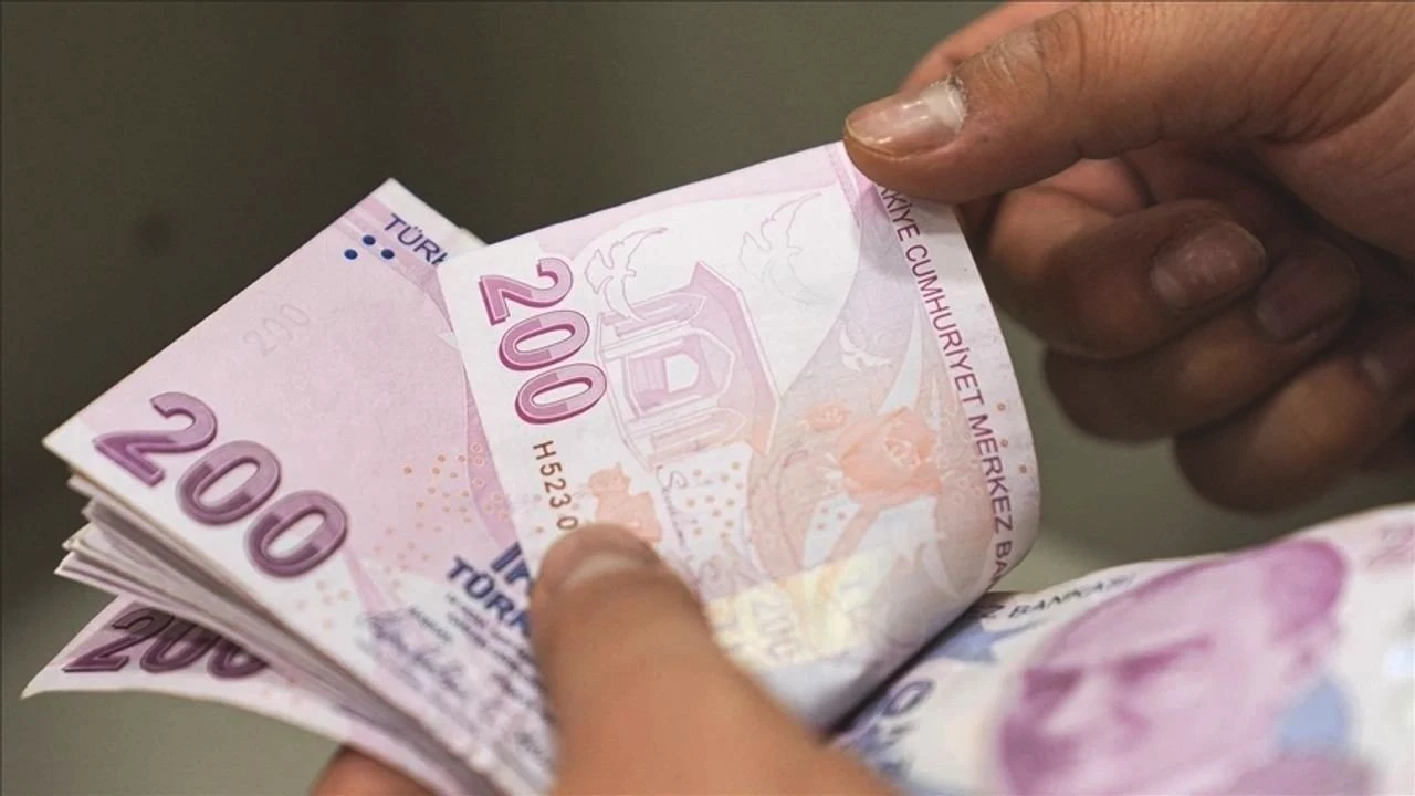 ESNEK YAŞTA ÖZGÜRLÜK
Kademeli emeklilik, çalışanlara belirli bir prim gününe ulaştıklarında yaş sınırlaması olmadan kısmi emeklilik imkânı sunmayı hedefliyor. Bu model, özellikle 2000 sonrası işe başlayanları ilgilendiriyor. Mevcut sistemde prim gün sayısı kadar yaş şartı da zorlayıcı olabiliyor. Kademeli geçiş, çalışanların planlamalarını daha rahat yapmasına olanak tanıyor. Yaş ve prim dengesini esnetmek, emeklilik hayalini hızlandırabilir.
