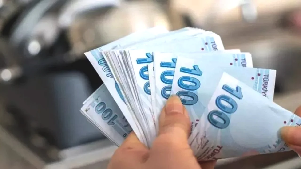 EYT SONRASI BEKLENTİLER
1999 öncesi sigortalılar EYT kapsamında yaş şartı olmadan emekli olabiliyor. Ancak 2000 sonrası sigortalılar, daha uzun süre çalışmak zorunda kalıyor. Bu grup, kademeli emeklilikle yaş şartının esnetilmesini talep ediyor. Özellikle kadın çalışanlar için 58 yaş, erkekler için 60 yaş sınırı tartışma yaratıyor. Kısmi emeklilik hakkı, bu talebi karşılayabilir.
