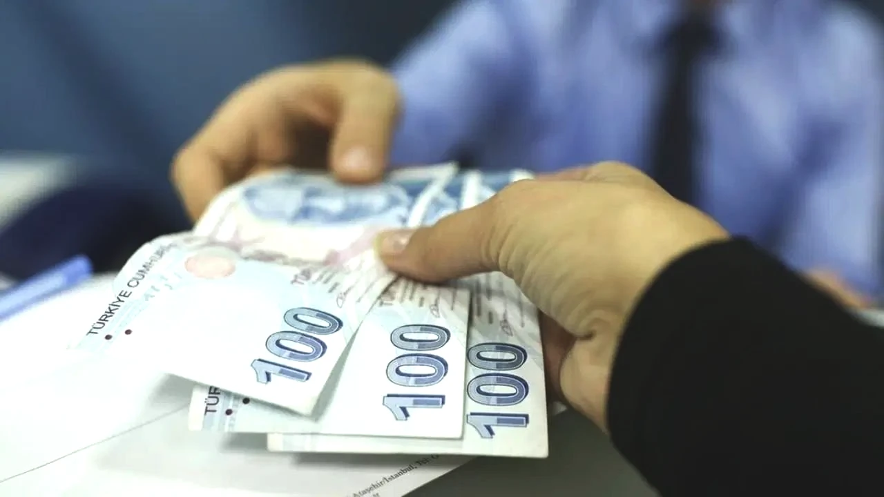 MALULİYET HAKKI
Malulen emeklilik, %60 iş gücü kaybı olanlara uygulanıyor. 10 yıl sigortalılık ve 1.800 prim günüyle emekli olunabiliyor. İş kazası veya meslek hastalığı gibi durumlar da bu hakkı etkiliyor. Kademeli sistemle bu süreç daha esnek hale gelebilir. Çalışanlar, hayat koşullarına göre emeklilik planlayabilir.
