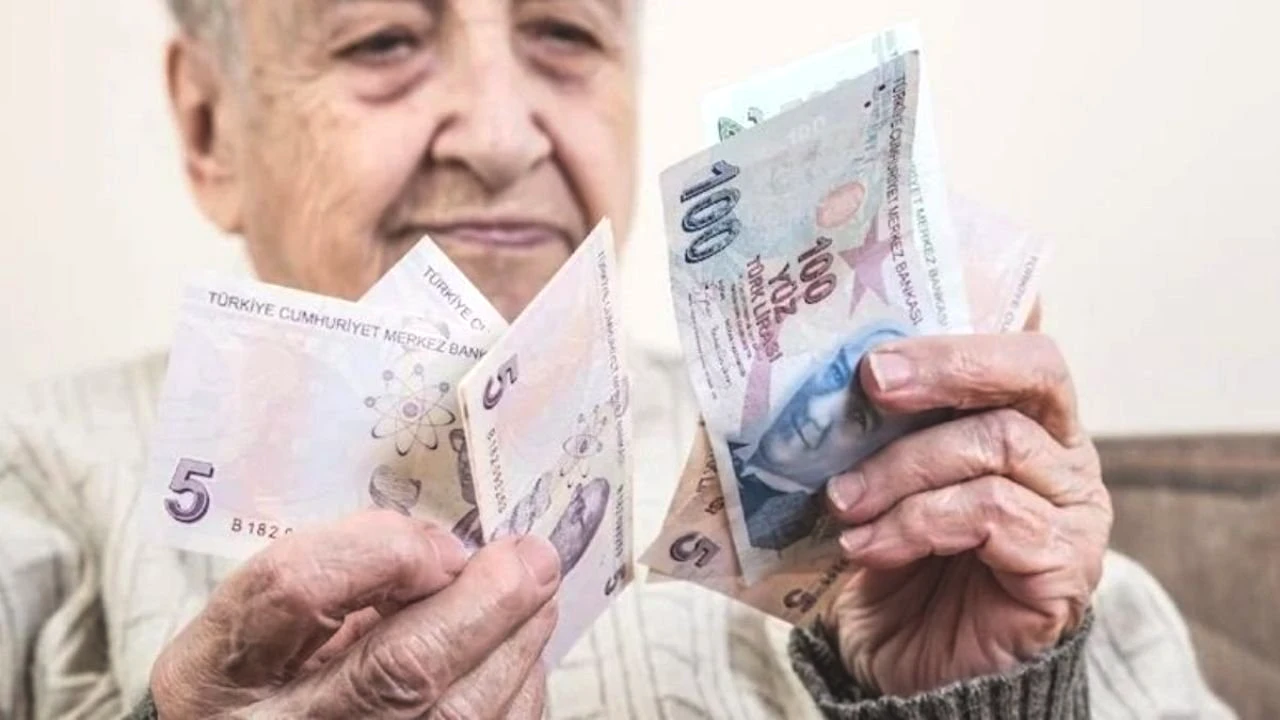 AĞIR İŞLERİN AVANTAJI
Maden işçileri, basın çalışanları ve askeri personel gibi ağır işlerde fiili hizmet süresi zammı uygulanıyor. Bu uygulama, kademeli emeklilikle daha etkin hale gelebilir. Zor işlerde çalışanlar, prim gününü daha hızlı tamamlayabilir. Sistem, iş gücü dağılımını da dengeliyor. Çalışma hayatı boyunca hak kayıplarını önlüyor
