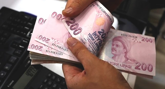 GÖZLER MECLİSTE
Meclis, kademeli emeklilik için kritik bir aşamada. Teklifin yasalaşıp yasalaşmayacağı milyonlarca çalışan için belirleyici olacak. Düzenleme, sosyal güvenlik reformları içinde önemli bir kilometre taşı niteliğinde. Çalışanlar, Meclis’in alacağı kararlara odaklandı. Kısa süre içinde resmi açıklama bekleniyor.
