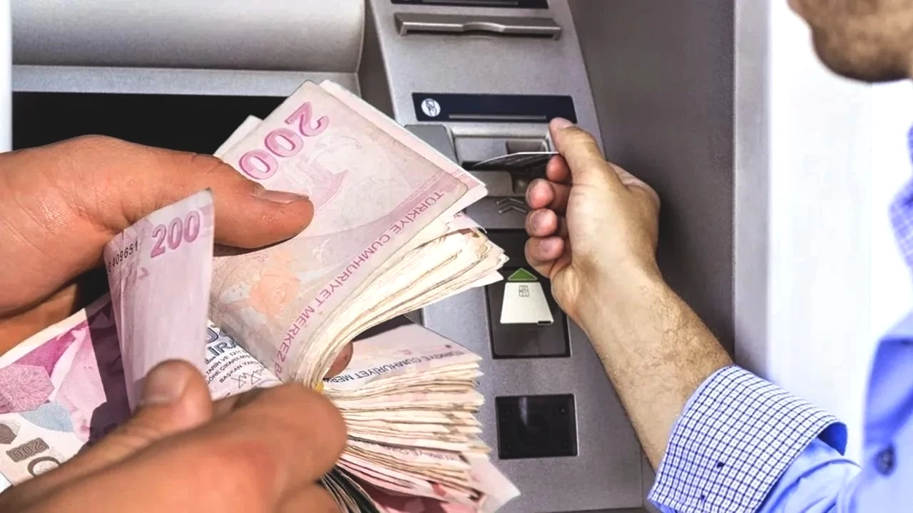 YASAL ÇERÇEVE
Kademeli emeklilik, yasal bir düzenleme olmadan yürürlüğe giremiyor. Meclis’e sunulan teklifler, tartışma ve inceleme aşamasında. Yasal onay, milyonlarca çalışan için kritik önemde. Resmi düzenleme ile haklar netleşecek. Bu süreç, emeklilikte adil geçişi sağlayabilir.
