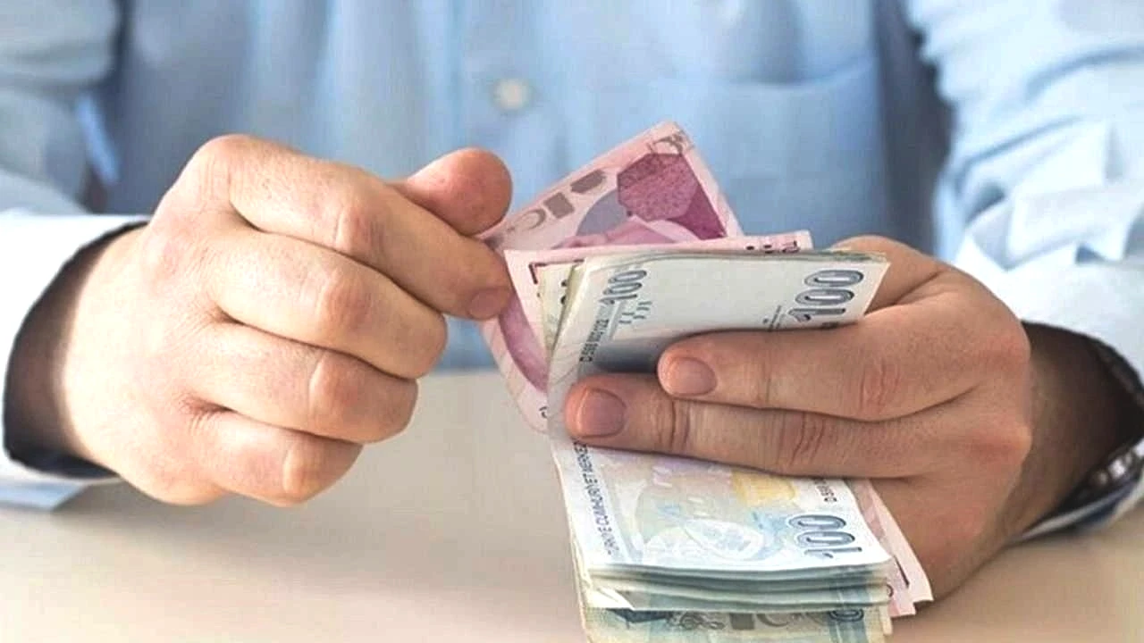 EYT’NİN MALİYETİ VE YENİ DENGE ARAYIŞI

Kademeli emeklilik tartışmalarının arka planında, EYT düzenlemesinin ekonomiye etkileri de önemli bir rol oynuyor. Hazine ve Maliye Bakanlığı tarafından yapılan değerlendirmelerde, EYT’nin kamu maliyesine ciddi bir yük getirdiği ve sosyal güvenlik sisteminde aktif-pasif dengesini zorladığı ifade ediliyor.