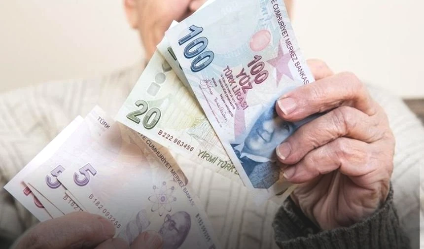 2023 yılında yürürlüğe giren EYT düzenlemesiyle, 8 Eylül 1999 öncesi sigorta girişi olan milyonlarca kişi emeklilik hakkı elde etti. Ancak bu tarihten sadece bir gün sonra sigorta girişi olan vatandaşlar aynı haktan yararlanamadı. Bu durum, emeklilik yaşında 17 ila 20 yıl arasında fark oluşmasına neden olurken, yeni bir mağduriyet tartışmasını da beraberinde getirdi.