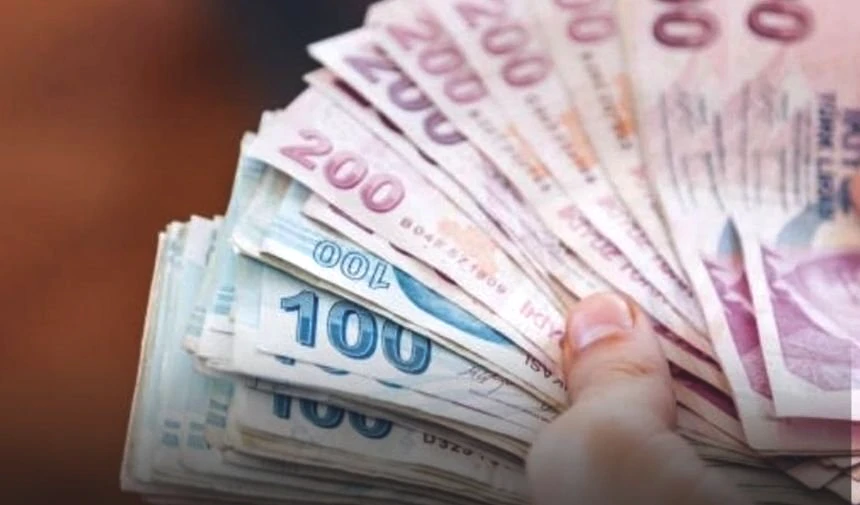 Bu nedenle milyonlarca çalışan, “Kademeli emeklilik ne zaman çıkacak?”, “Kimleri kapsayacak?” ve “Prim gün sayısı ile yaş şartı değişecek mi?” gibi soruların yanıtını aramaya devam ediyor.