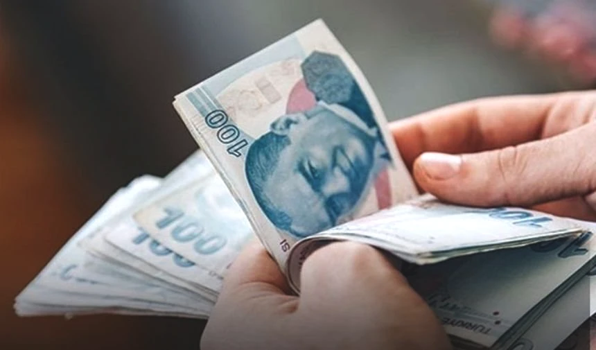 MECLİS’E SUNULDU AMA HENÜZ ADIM YOK

Kademeli emeklilik beklentisi, CHP Karabük Milletvekili Cevdet Akay tarafından hazırlanan kanun teklifinin Meclis’e sunulmasıyla daha da güçlendi. Ancak söz konusu teklif henüz yasalaşmadı ve resmi bir düzenleme hayata geçirilmiş değil.