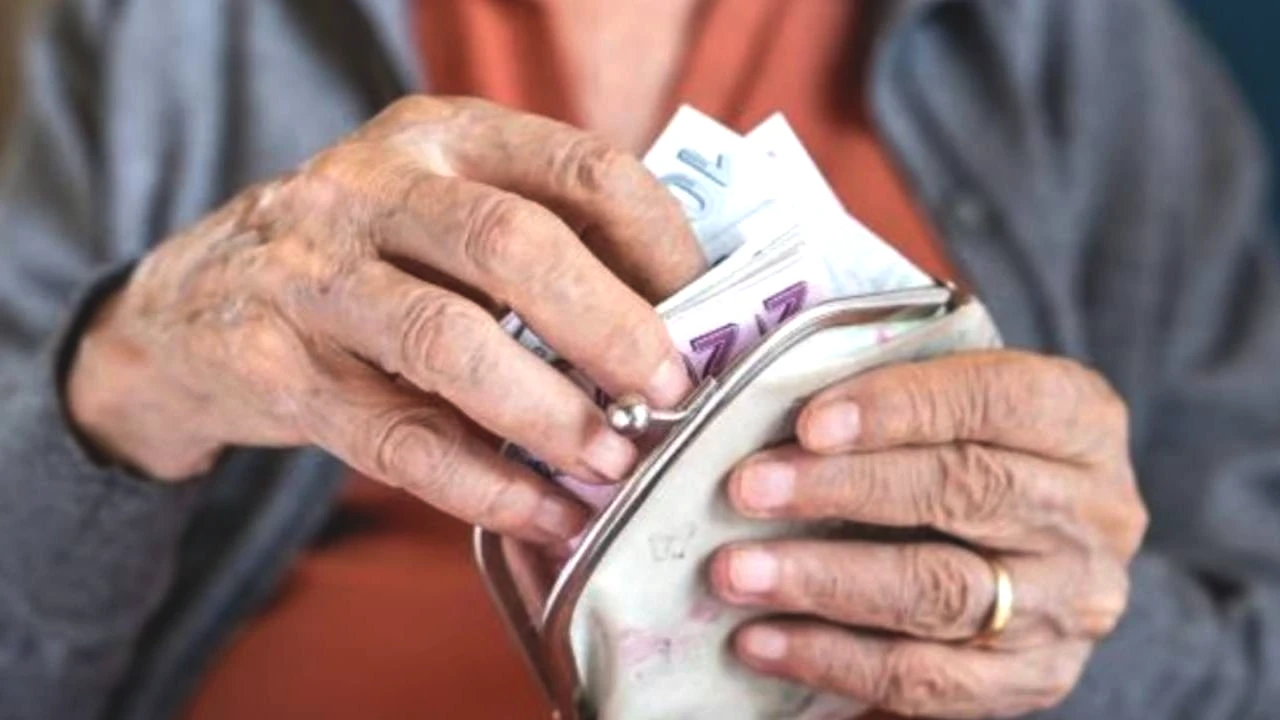 Bu nedenle yeni bir emeklilik düzenlemesi yapılmasının kısa vadede zor olduğu, ekonomik dengelerin de bu süreçte belirleyici olacağı vurgulanıyor.