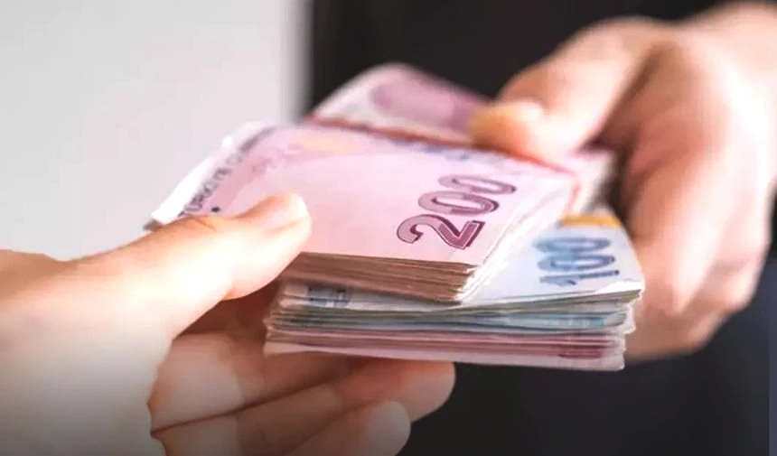 Türkiye’de emeklilik sistemiyle ilgili tartışmalar sürerken, kademeli emeklilik konusu 2026 yılı itibarıyla milyonlarca çalışanın en önemli gündem başlıklarından biri olmayı sürdürüyor. Özellikle 2000 yılı sonrası sigorta girişi olan ve Emeklilikte Yaşa Takılanlar (EYT) düzenlemesinden yararlanamayan vatandaşlar, gözünü Türkiye Büyük Millet Meclisi’nden çıkabilecek olası bir düzenlemeye çevirmiş durumda.