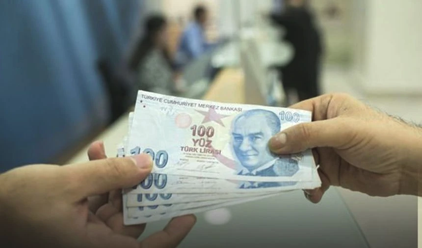 “BİR GÜN FARKLA 17-20 YIL FARK OLUŞTU”

Kademeli emeklilik talebinde bulunanlar, 8 Eylül 1999 öncesi ve sonrası sigortalılar arasında ciddi emeklilik yaşı farkı oluştuğunu savunuyor.

Bu kapsamda en çok dile getirilen eleştiri, bir gün farkla sigortalı olan kişiler arasında 17-20 yıla varan emeklilik farkı oluşması olarak öne çıkıyor.