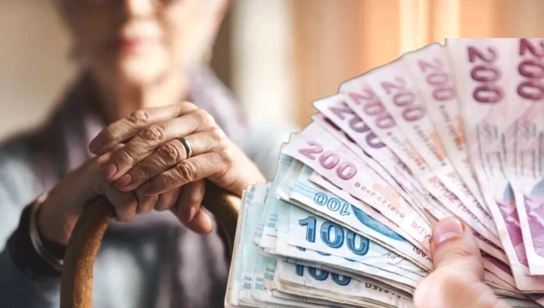 EYT’NİN MALİYETİNE DİKKAT ÇEKİLDİ

Kademeli emeklilik tartışmalarında en önemli başlıklardan biri de maliyet konusu oldu.

Hazine ve Maliye Bakanı Mehmet Şimşek’in EYT’nin yalnızca 2024 yılı maliyetini 724 milyar lira olarak açıkladığı ve bunun milli gelirin yüzde 2’sine denk geldiği aktarıldı.