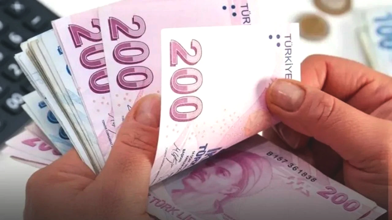 Kademeli emeklilik, 2026 yılında da milyonlarca çalışanın yakından takip ettiği başlıklar arasında yer alıyor. Özellikle EYT düzenlemesinden yararlanamayan 8 Eylül 1999 sonrası sigorta girişi bulunan vatandaşlar, yeni bir emeklilik düzenlemesi yapılıp yapılmayacağını merak ediyor.

Kamuoyunda “erken emeklilik” olarak da anılan kademeli emeklilik için bugüne kadar bazı yasa teklifleri gündeme gelse de düzenlemeye ilişkin resmi bir adım henüz atılmadı.