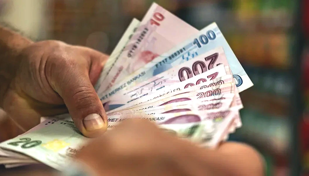 Türkiye’de 8 Eylül 1999 sonrasında ilk kez sigortalı olan milyonlarca çalışan için kademeli emeklilik beklentisi ve adalet talebi güncelliğini koruyor. EYT düzenlemesinin ardından, sadece bir günlük ya da birkaç aylık sigorta girişi farkı nedeniyle emeklilik yaşının 17-20 yıl birden uzaması, geniş kitlelerin mağduriyet hissetmesine yol açtı. Mevcut sistemdeki bu keskin yaş uçurumunu gidermek amacıyla kamuoyunda ve sendikalarda çeşitli kademeli emeklilik tablosu önerileri tartışılıyor. Meclis'te kademelili emeklilik yasasının çıkması için yasa teklifi de verildi. Eğer beklenen yasal düzenleme hayata geçerse, 1999 sonrasındaki giriş olanlar ne zaman emekli olacak? İşte 1999 sonrası sigorta girişi olan çalışanlar için önerilen kademeli emeklilik yaş ve prim tablosu.