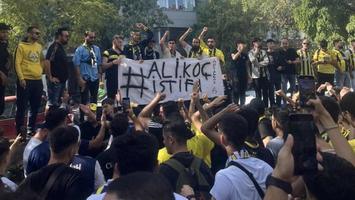 Fenerbahçe Taraftarları Sokaklarda: 'Ali Koç Görevden Ayrılsın!'