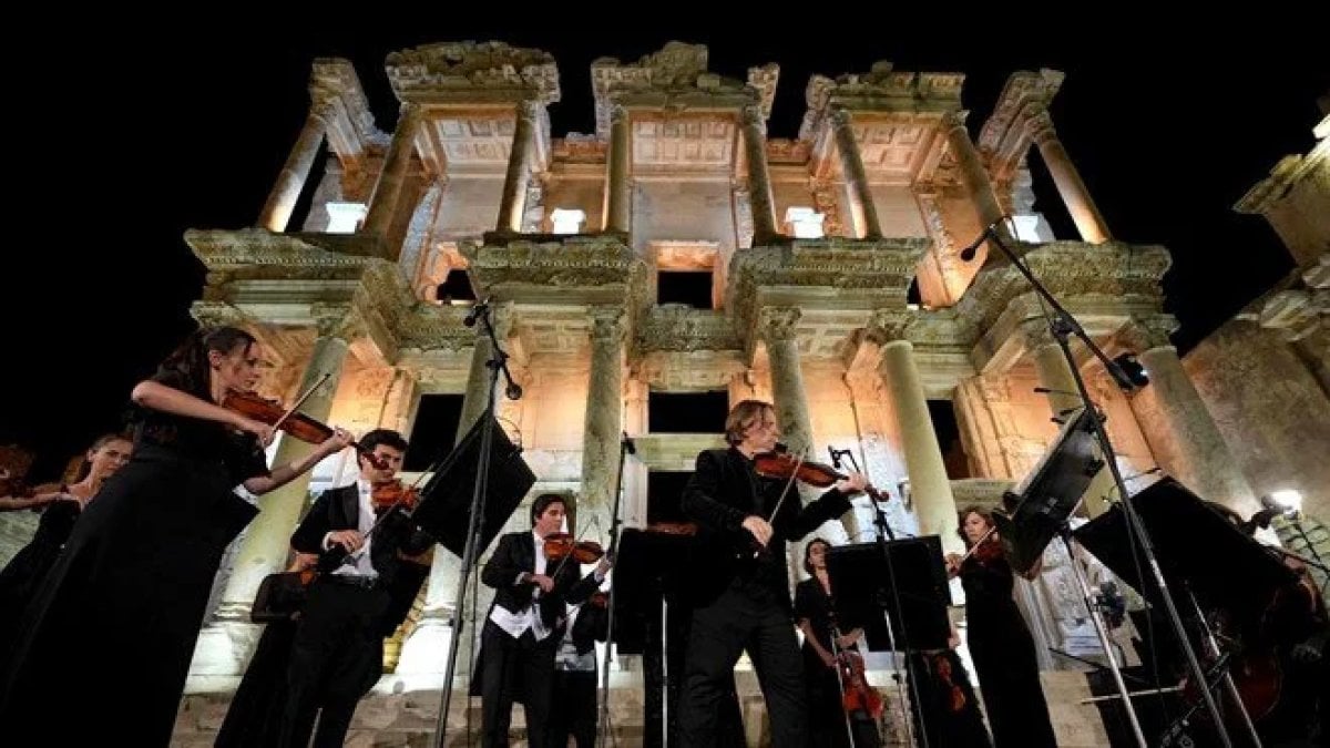 Efes'te Gece Eğlenceleri: İlk Konser Andres Gabetta ile Gerçekleşti!