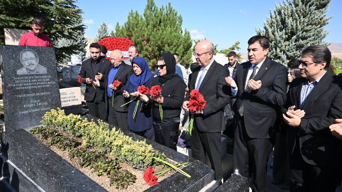 Büyük Usta Neşet Ertaş, 12. Yılında Kabri Başında Sevgiyle Anıldı